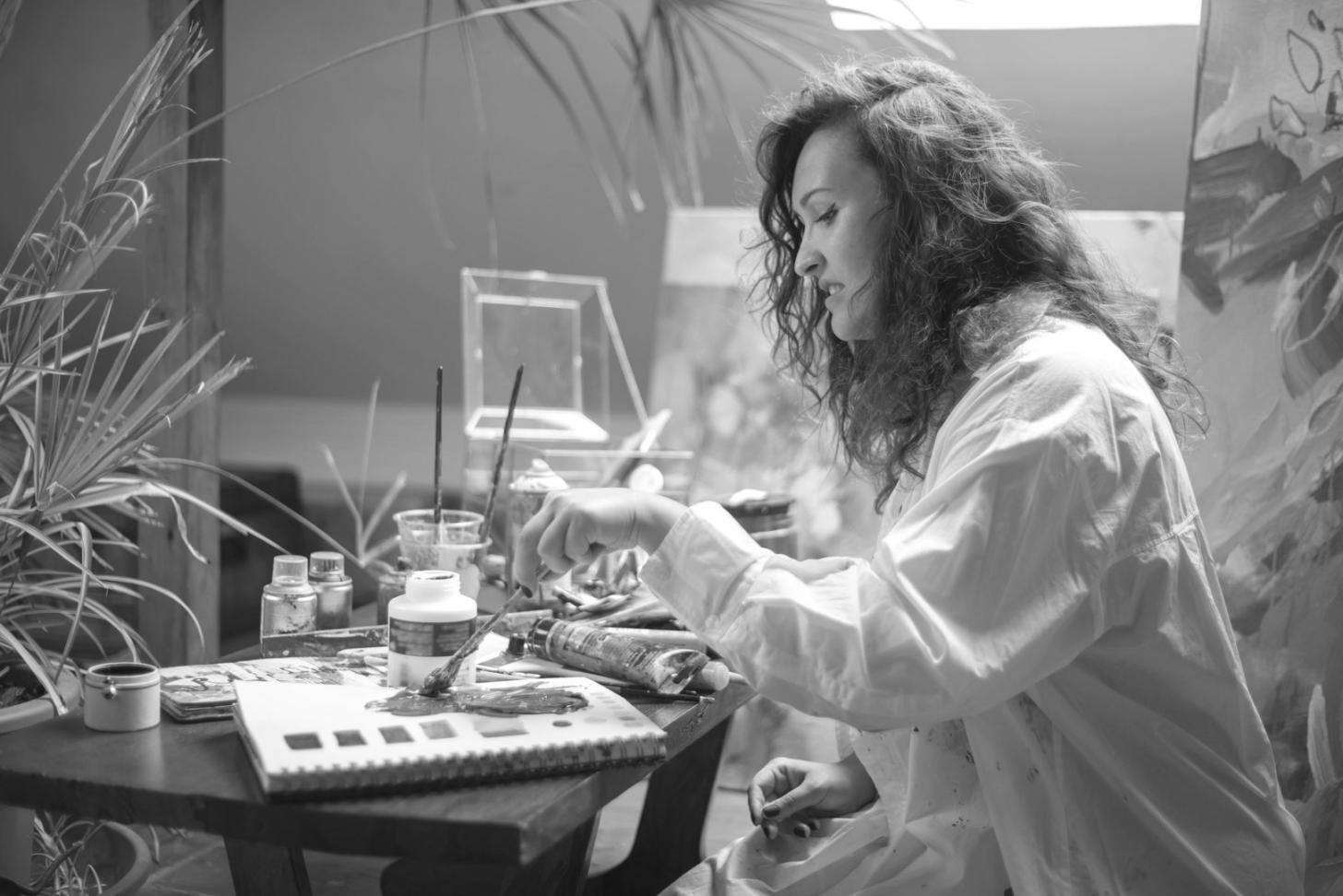 Team paxerylithe al lavoro in studio durante sessione di brainstorming creativo