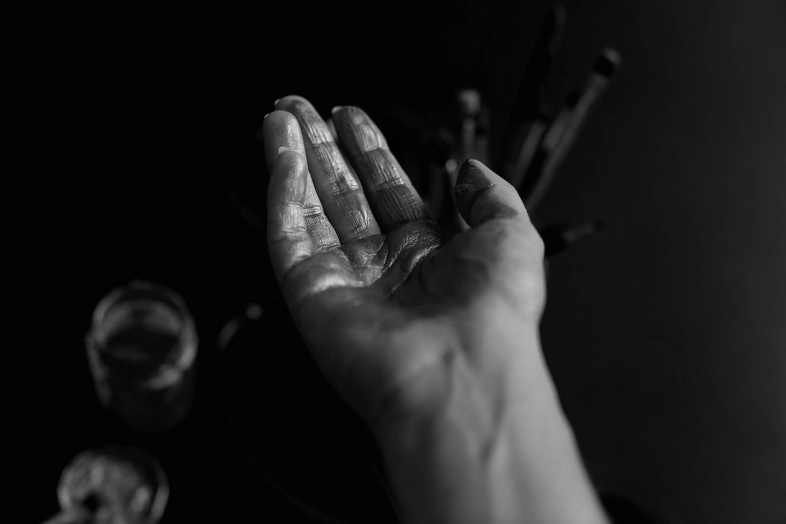 Studio di concept art con tavola grafica e schizzi creativi