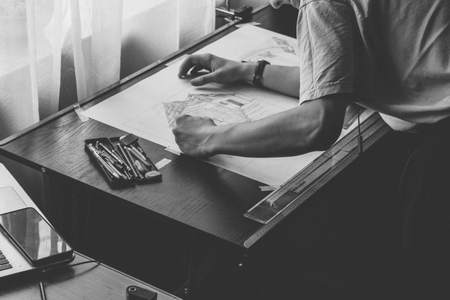 Ambiente di lavoro creativo con strumenti digitali per concept art